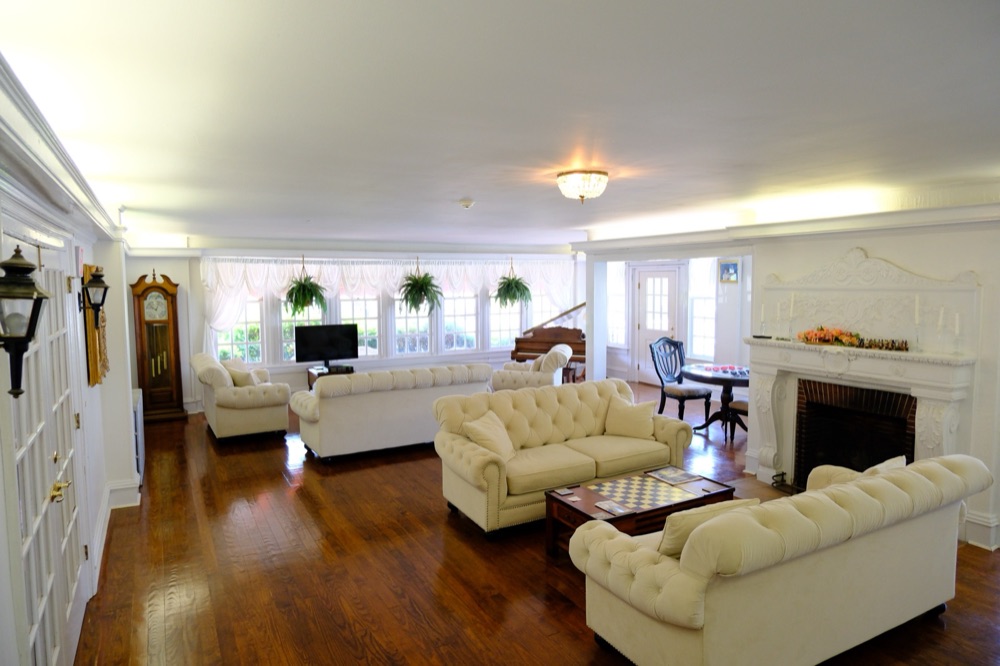 The spacious living room of the Plymouth Inn