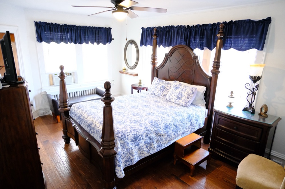 Guest room with a mahogany four-poster bed
